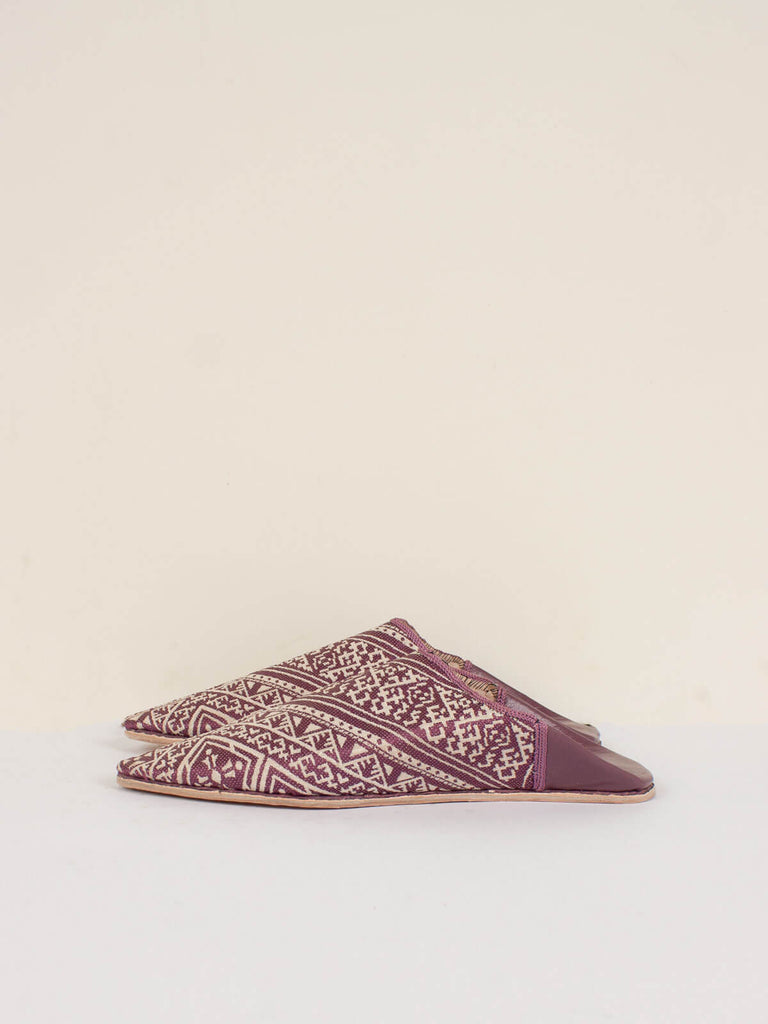 Side view of the Moroccan Jacquard Pointed Babouche Slippers in mauve