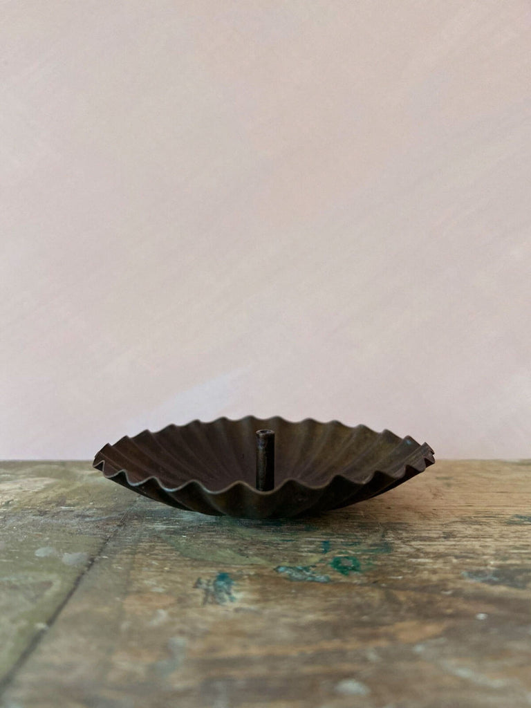 Sol incense holder with rippled edges like the rays of the sun