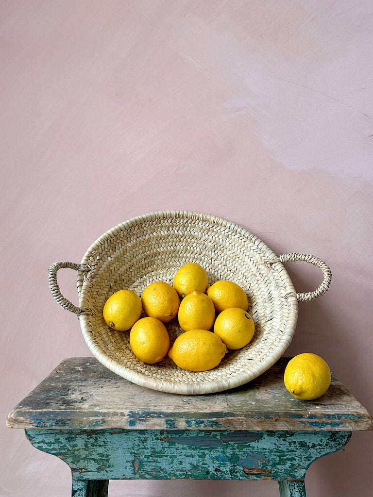 A timeless, handcrafted natural woven plate suitable for the dining table or kitchen to hold fruit, vegetables, breads or snacks. 