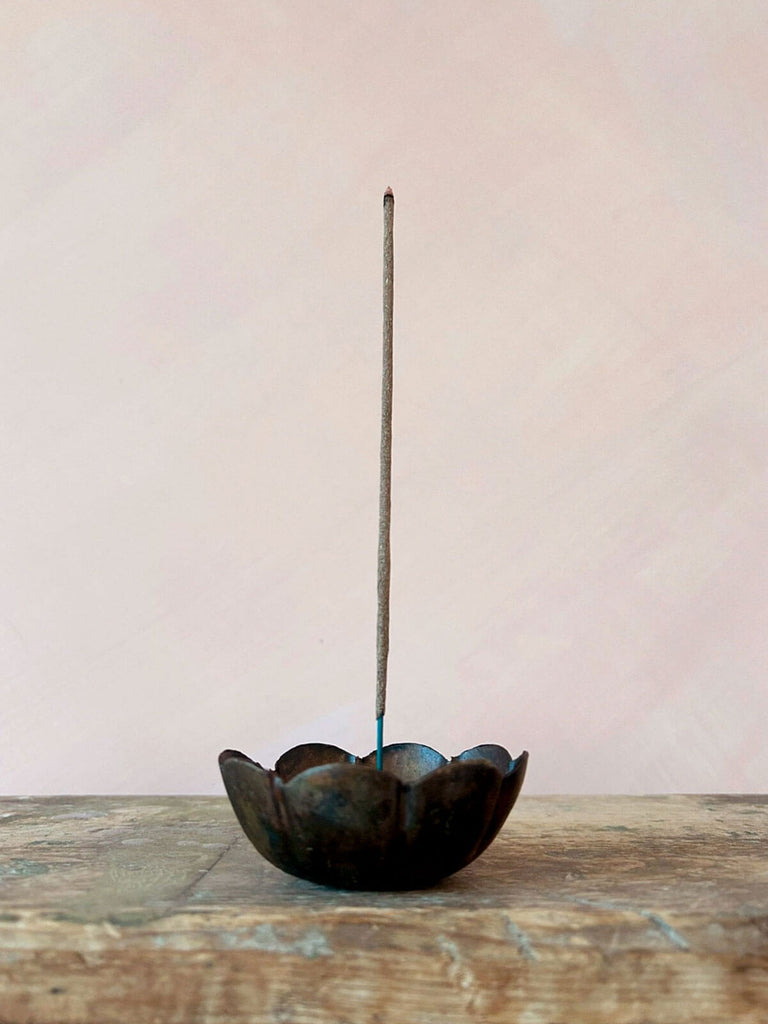 Poppy incense holder with delicate petalled edge