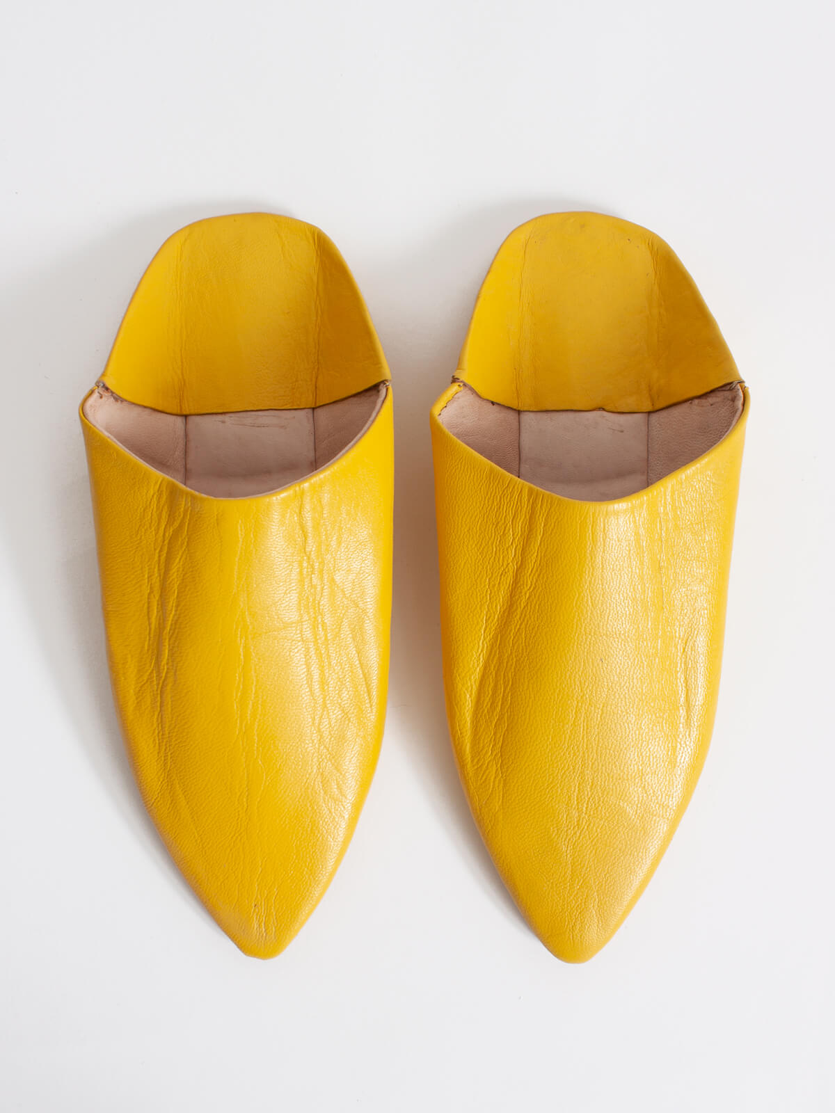 Moroccan yellow babouche slippers Dambira. Handmade with round tip